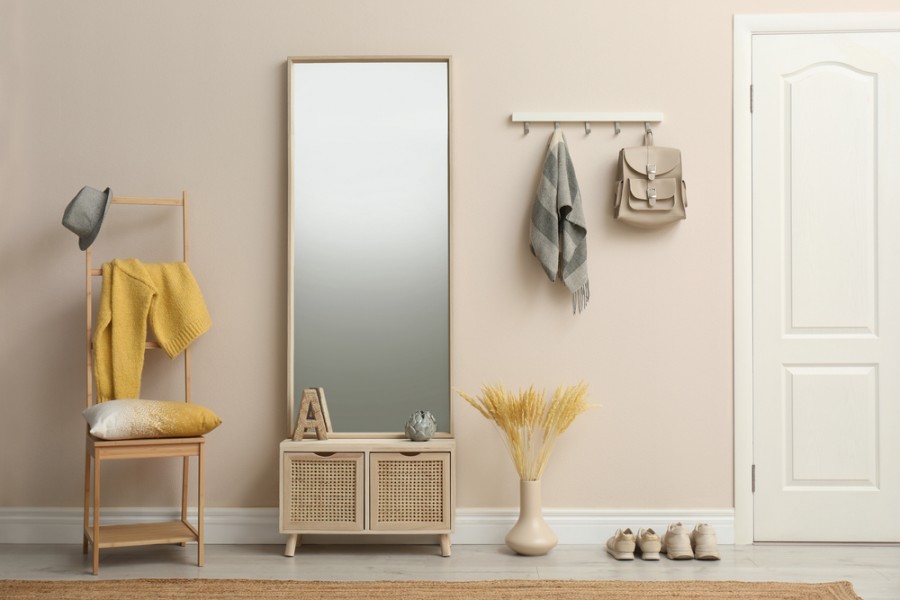 Placer un miroir dans le couloir d'une entrée : une bonne idée