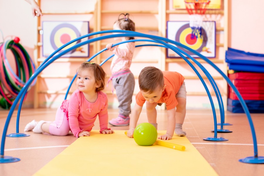 Parcours de motricité avec tapis crèche