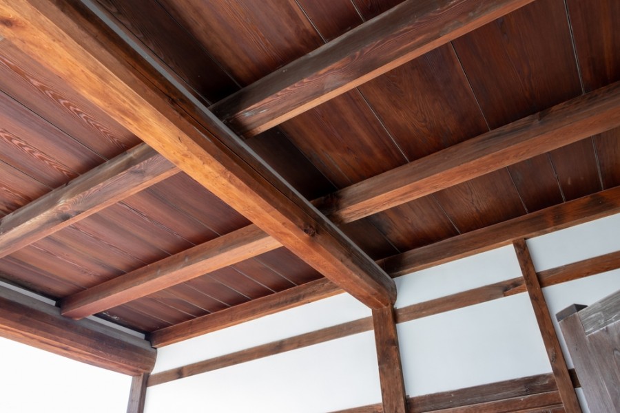 Quelles sont les différentes options de fausses poutres décoratives disponibles pour habiller un plafond ?