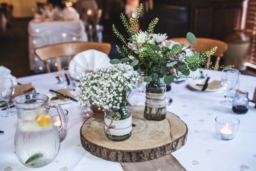 Quels accessoires ajouter à un centre de table mariage champêtre ?